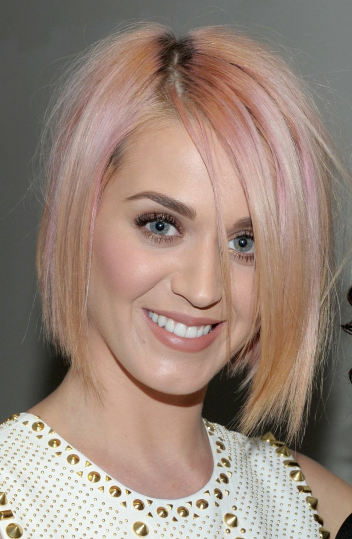 cheveux roses aux reflets blond miel, coloration blonde de Katy Perry, maquillage simple