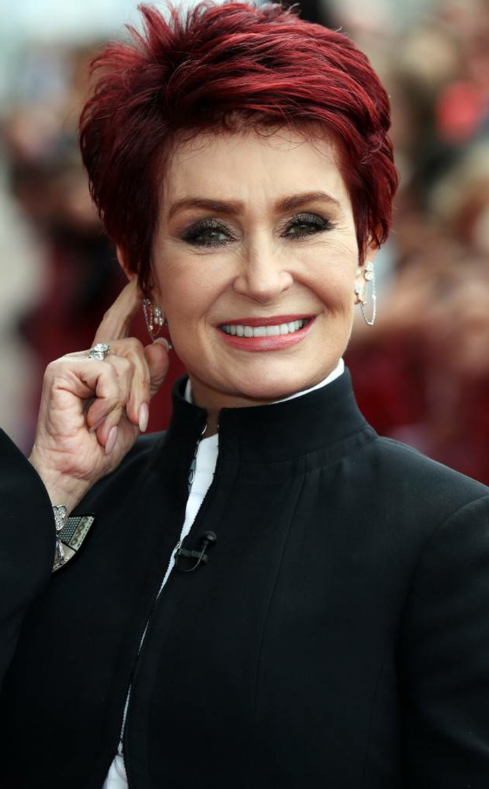 cheveux courts femme aux cheveux rouges, costume noire, chemise blanche, coiffure courte femme 60 ans