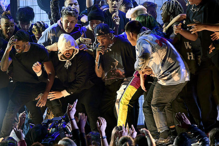 Photo du live de Travis Scott No Bystanders sur la scène des Grammy Awards entouré de public