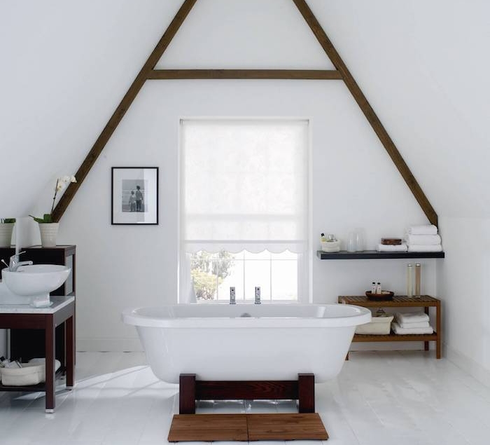 salle de bain blanche avec des poutres apparentes minaitures, mobilier salle de bain wengé, murs et sol blanc