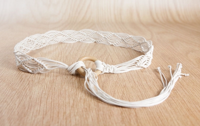 modèle noeud macramé facile, exemple de bracelet diy en corde blanche avec anneau en bois, idée bijoux fait main