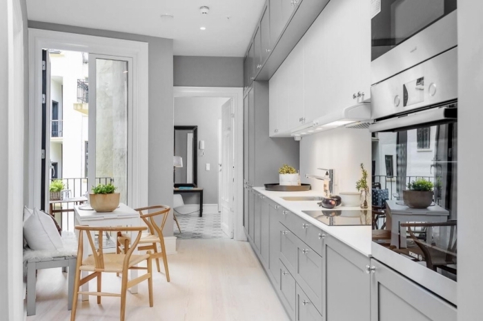 comment décorer une petite cuisine, idée quelle couleur avec le gris dans une cuisine minimaliste, déco cuisine blanche avec meubles gris