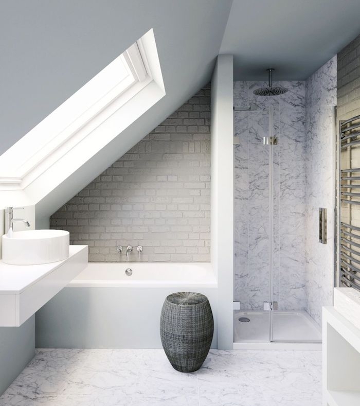 salle de bain sous pente gris et blanc avec une douche italienne marbre, panier de rangement gris, murs blancs, lavabo