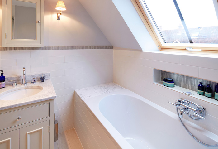 mini salle de bain 2m2 avec baignoire à encastrer, meuble sous vasque marbre en bois, carrelage salle de bain blanc