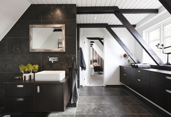 mobilier salle de bain wengé, carrelage mur gris foncé, carrelage sol marbre gris, vasque blanche, plantes salle de bain et miroir avec encadrement argent