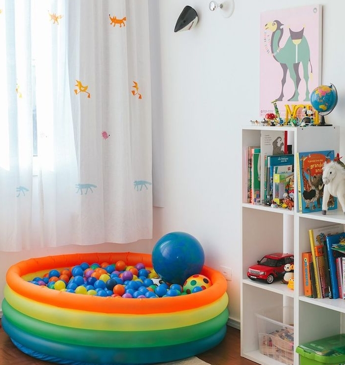 rideaux à motif aninal, piscine gonflable de jeu rempli de balles colorées, etagere kallax blanche pour ranger livres et jouets