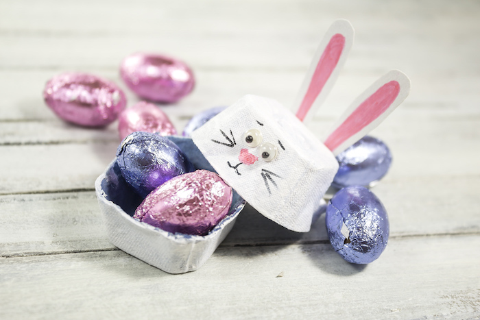 petite boite à bonbons de pques en alvéoles boite à oeuf avec motif lapin de paques aux oreilles de papier