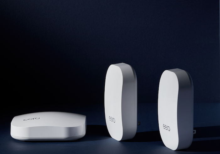 photo des produits de la marque Eero routeurs wifi et Beacons, rachetée par Amazon 