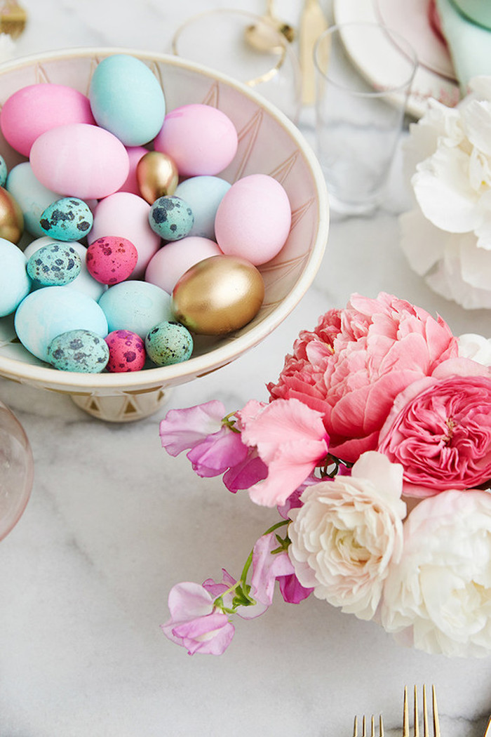 Déco table de Pâques, pivoines bouquet dans une vase, bol plein d'oeufs colorés, bonne fete de paques, image de pâques belle photo pour fond d'écran