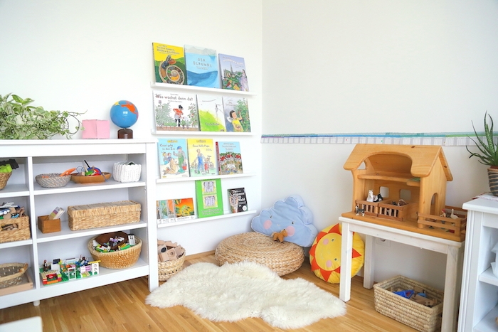 montessori à la maison, coin d activités montessori avec pouf, coussins enfant, etagere basse blanche, etageres rangement livres