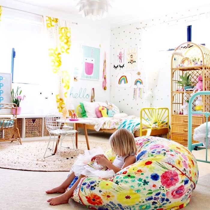 idee deco chambre montessori avec tapis en jonc de mer rond, lit à linge coloré, grand barbaron, murs décorés de dessins enfant, meubles tressés chambre enfant