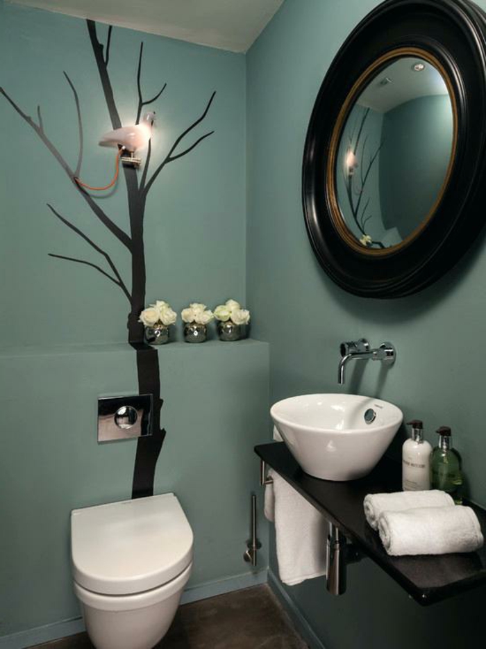 amenagement wc bleu noir et blanc, miroir rond cadre noir, vasque blanche, peinture pour toilette originale