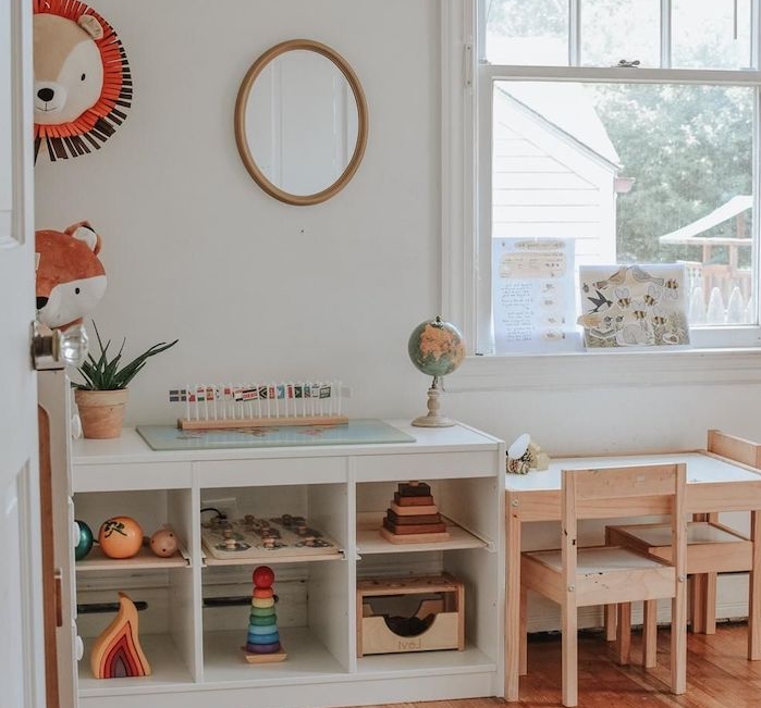 petite table et chaises de bois avec une étagère blanche à côté pour ranger jouets, murs blancs, parquet bois, deco motif renard