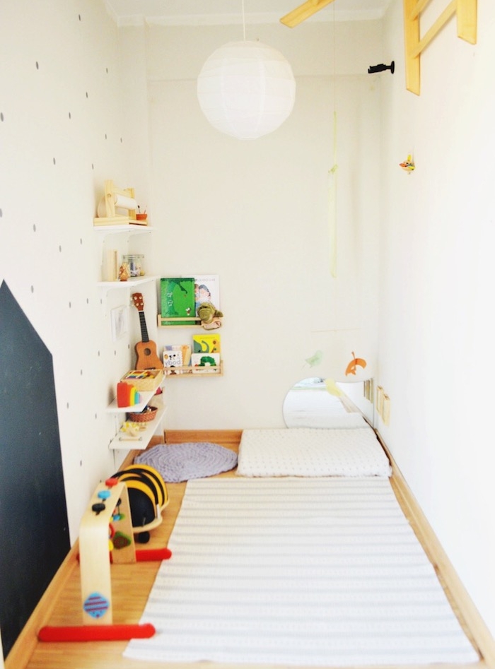 amenager une chambre en longueur, rangement chambre montessorienne avec matelas tapis d éveil et etageres bois basses