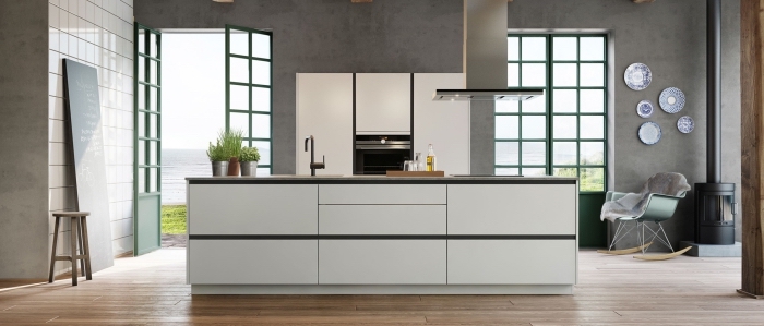 design contemporain dans une cuisine aux murs gris design béton, déco de cuisine ouverte avec îlot central en blanc et noir