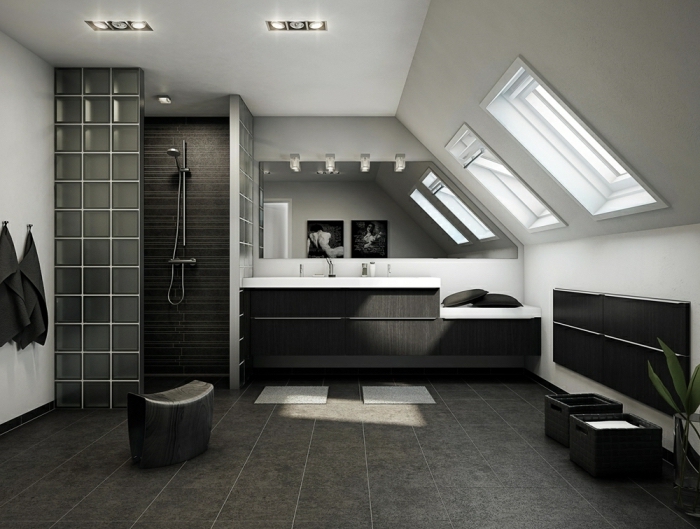 comment aménager une salle de bain sous combles, exemple salle de bain tendance aux murs blancs et gris foncé