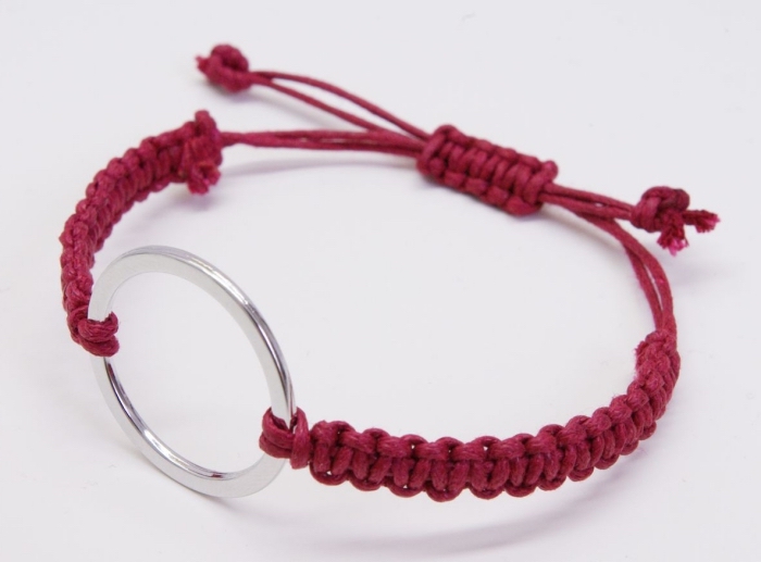 comment faire un bracelet, idée bijou en corde rouge macramé avec anneau, modèle de bracelet avec fermeture réglable