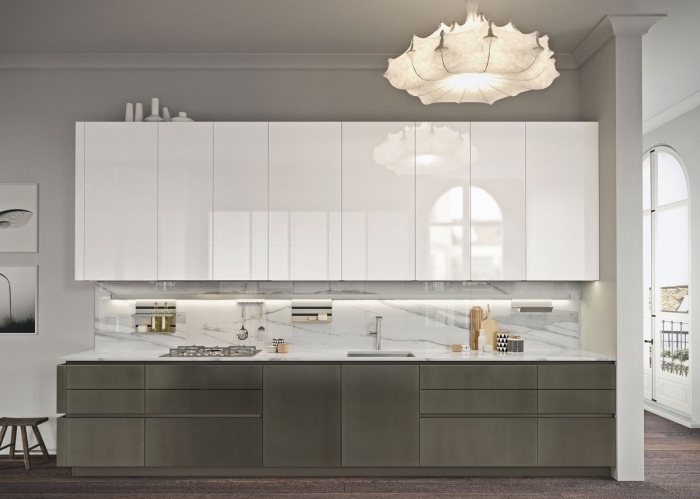 intérieur luxueux dans une cuisine aux murs gris clair avec meuble haut en blanc laqué et crédence marbre blanc