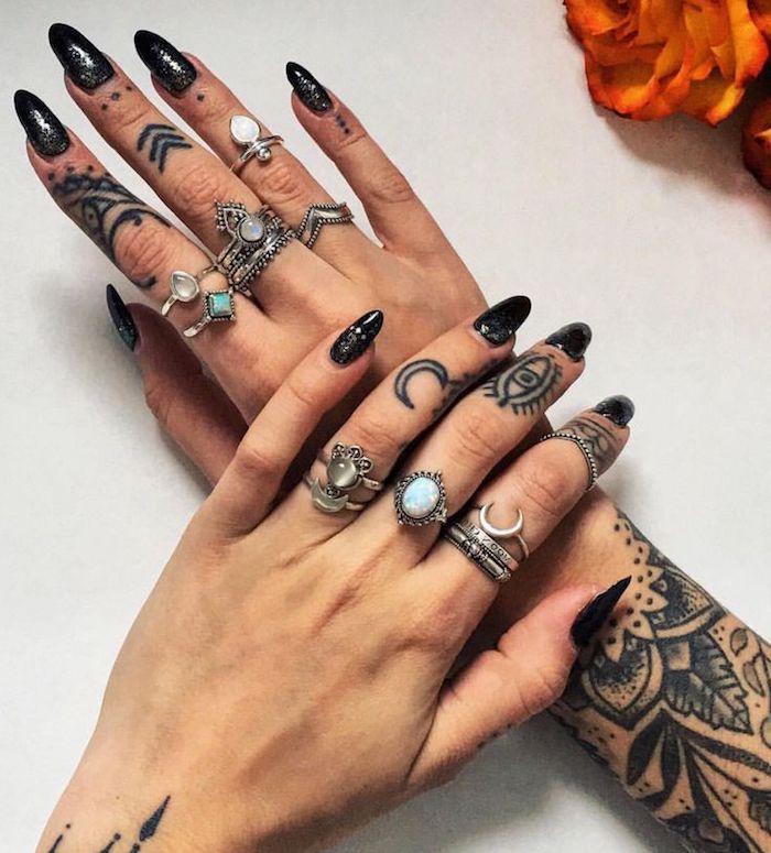 dessins tatouage doigt femme aux motifs tribaux réalisés sur les doigts et le bras, bijoux et tatouages de style bohème chic