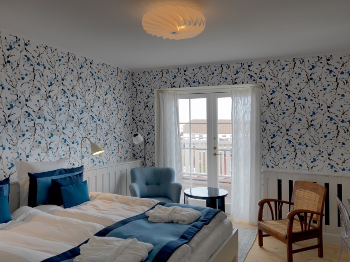 habillage mur intérieur bois, revêtement mural dans la chambre à coucher associant du papier peint vintage floral et boiserie mural posée en bas du mur