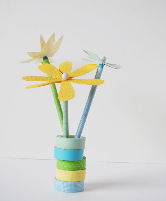 comment faire une fleur en pétales de papier et simple crayons dans un vase de washi tape, activité manuelle facile