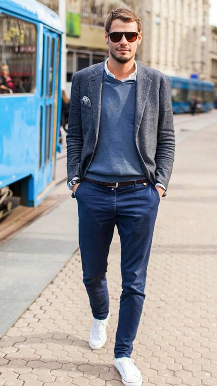 exemple de smart casual dress code avec pantalon bleu combiné avec chemise blanche et blouse bleu sous blazer gris