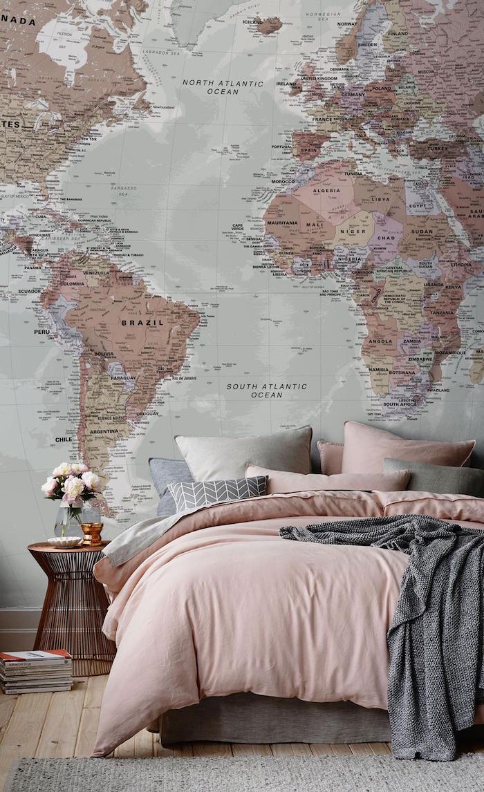 Chambre adulte deco inspiration, mur plan du monde, ligne rose et gris, voyage thème chambre tumblr idée comment la décorer