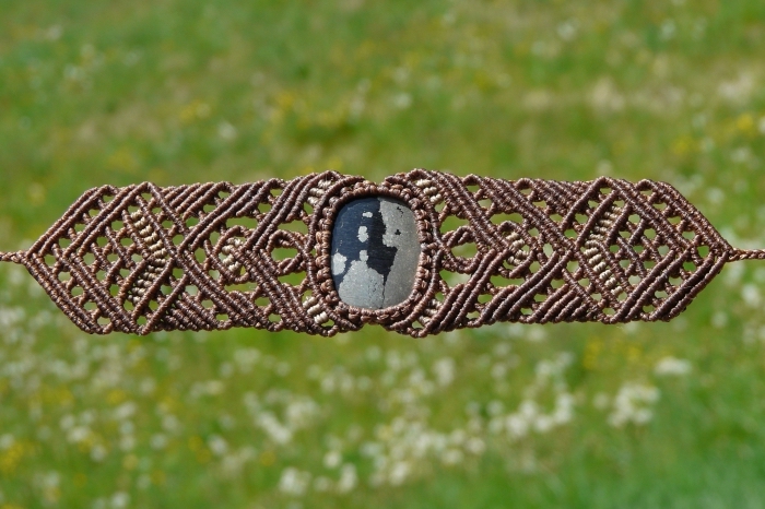 modèle de bijou fait main en corde marron, technique tressage pour faire des bijoux, modèle bracelet avec pierre