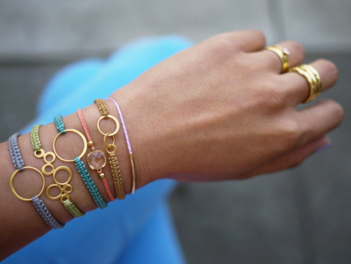 exemple de bracelet en macramé facile à faire soi-même, modèle de bracelet tressé en fil de soie avec ornements dorés
