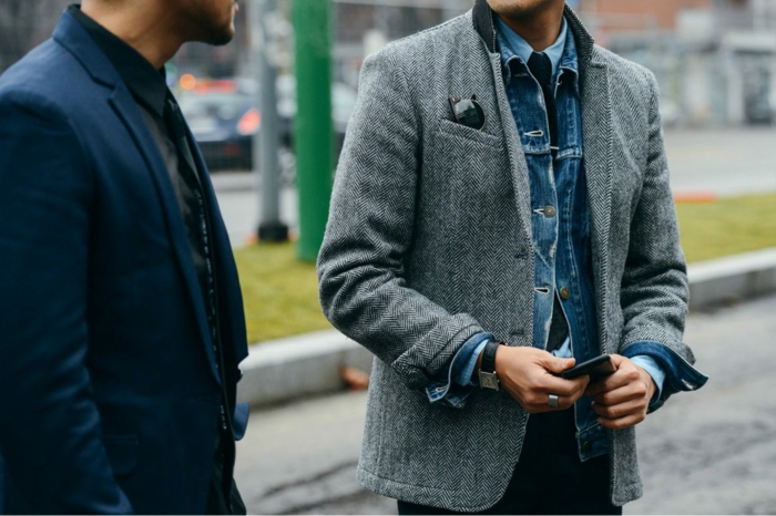 tendance de mode homme au travail, idée comment bien s'habiller avec chemise ou veste en denim sous manteau élégant