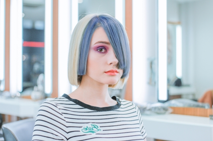modèle de coloration mèches bleues sur cheveux de base blond blanc, traitement et soin à la kératine pour cheveux lisses
