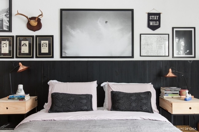 un soubassement en lambris repeint en gris foncé posé en guise de tête de lit dans une chambre à coucher vintage scandinave