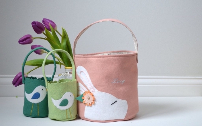 exemple décoration de paques à fabriquer, diy sac panier en tissu rose pastel avec silhouette lapin et petite fleur