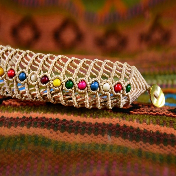 idée comment faire un bracelet tressé avec décoration en perles colorées, diy bracelet en noeuds macramé