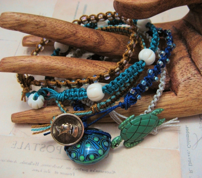 modèles de bracelet tibetain fait main, exemple de bijou tressé en corde bleue macramé avec décoration en perles blanches