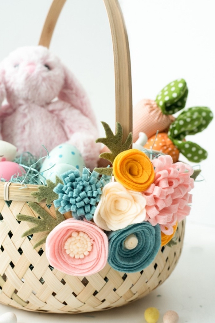 panier de paques maternelle, décorer un panier tressé facile avec fleurs artificielles, techniques fabrication fleurs en feutre