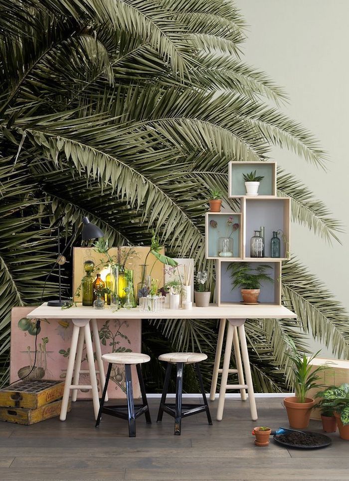 Plantes vertes dans une chambre adolescente, bureau joliment organisé, papier peinte photo de palme, deco chambre ado chouette idée, 