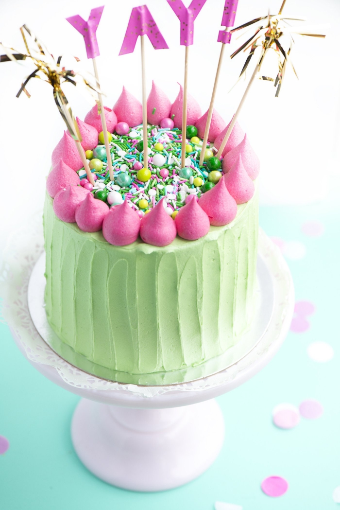 techniques de decoration patisserie avec glaçage coloré, gâteau cactus au glaçage vert et rose