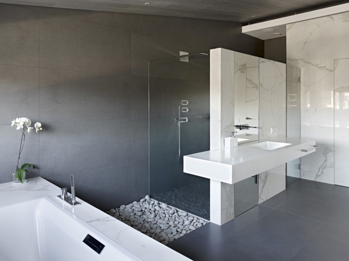 ambiance zen dans une salle de bain grise avec baignoire blanc, idée couleur pour salle de bain moderne aux murs foncés
