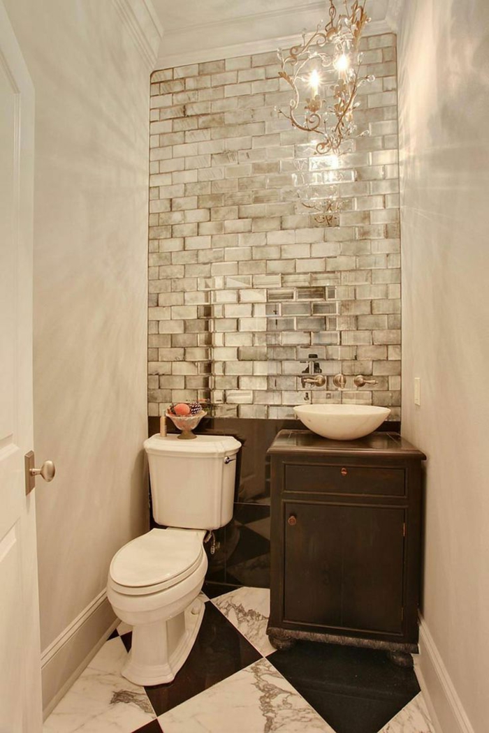 decoration toilette blanc et gris, luminaire doré, decoration toilette bois, blanc et carrelage métro