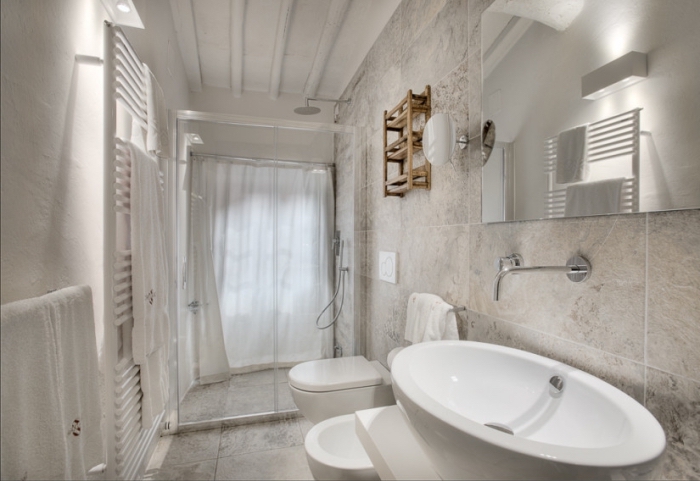 exemple de petite salle de bain aux couleurs clairs, idée couleur pour petit espace, salle de bain aux murs blancs