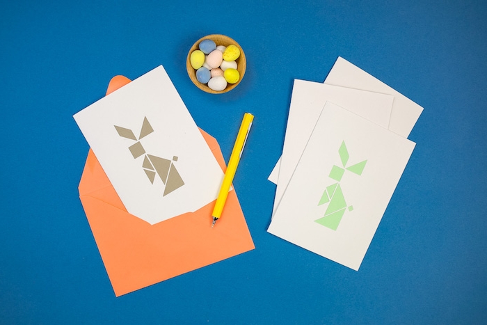 carte de paques facile en triangles et formes géométriques formant un motif lapin de paques original