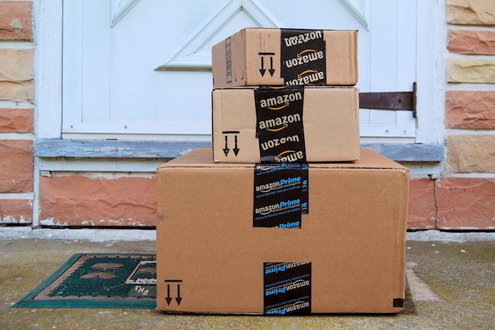 photos paquets cartons Amazon qui s'engage à réduire de moitié ses émissions carbone en 2030 avec le programme shipment zero