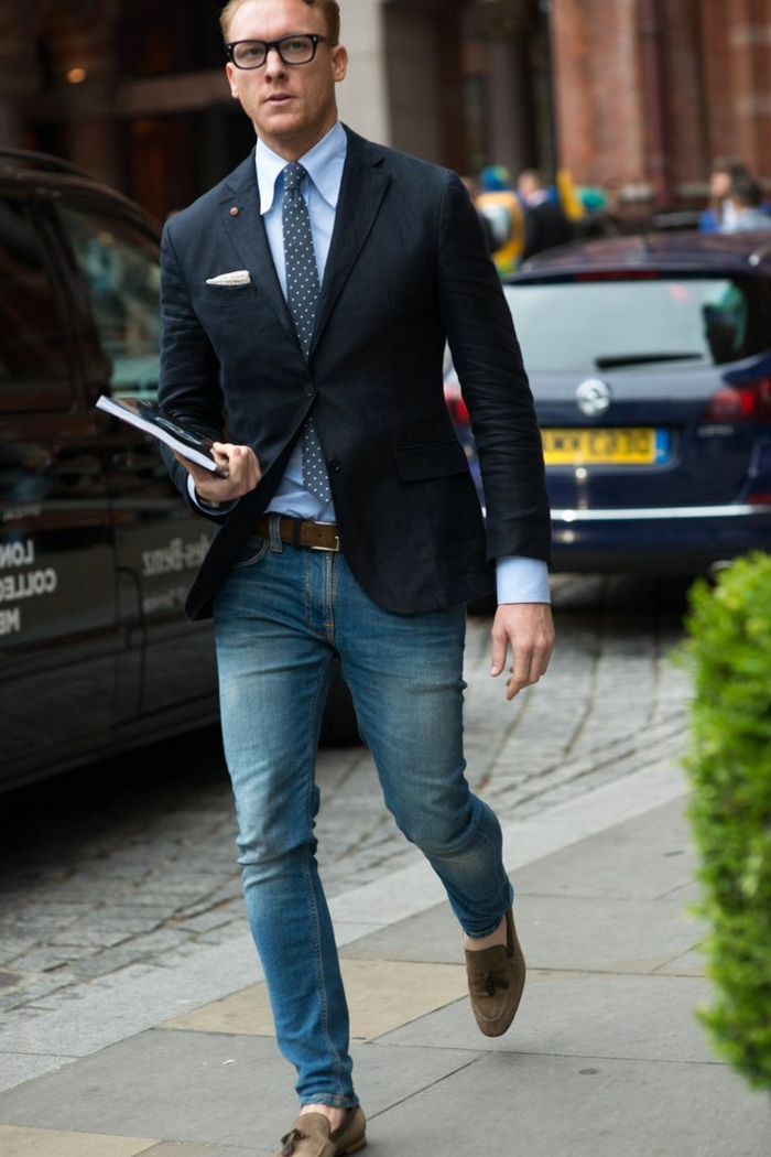 idée tenue mariage homme décontracté, modèle de jeans clairs slim pour homme combinés avec blazer et cravate