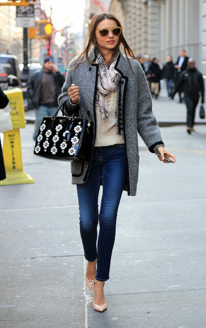 quels accessoires pour un look business casual femme, comment porter des jeans slims avec chaussures à talons