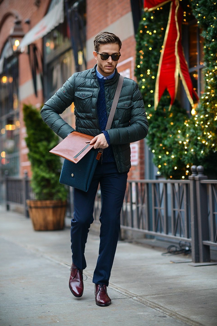 modèle de veste vert foncé pour homme combiné avec sac en cuir vert et marron, idée chaussures tendance homme élégant couleur bordeaux