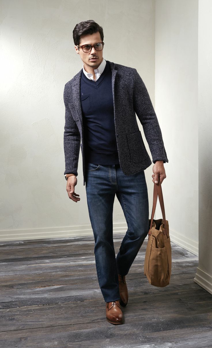 tenue décontractée homme d'affaires avec jeans foncés slim, idée chaussures pour look professionnel casual chic