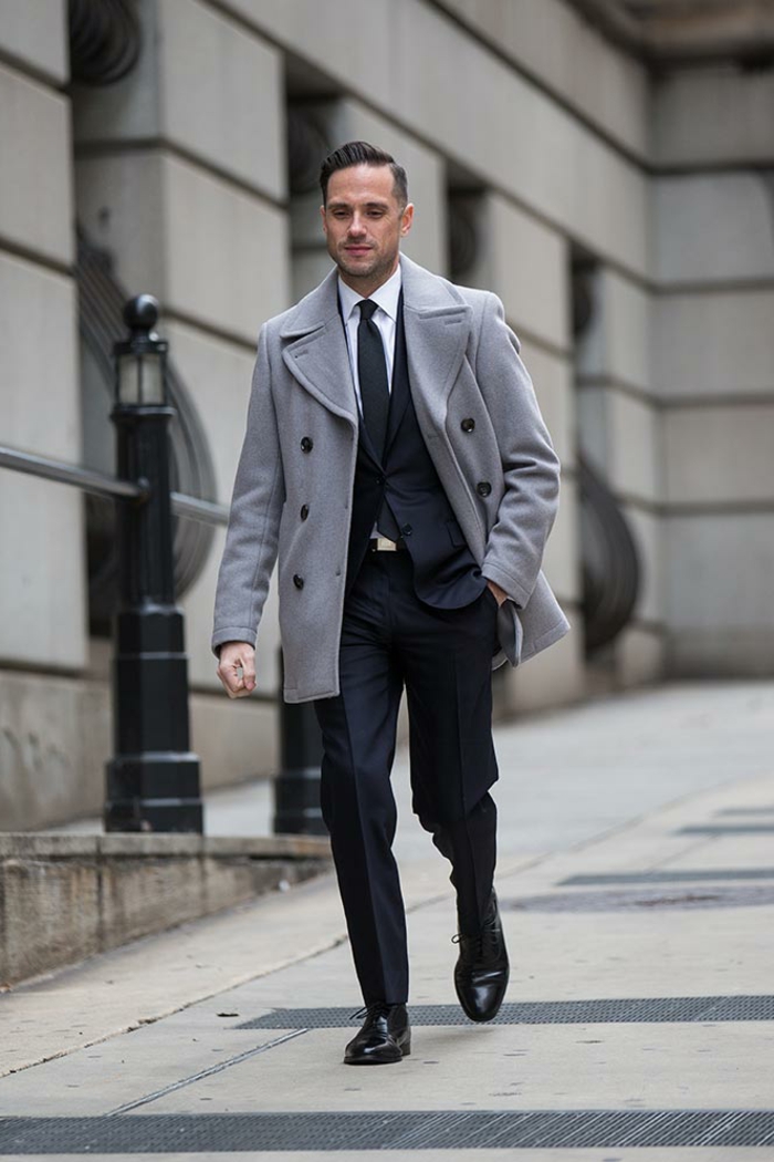 modèle de manteau gris avec boutons noirs pour homme élégant, idée tenue soirée homme classy avec cravate et chemise