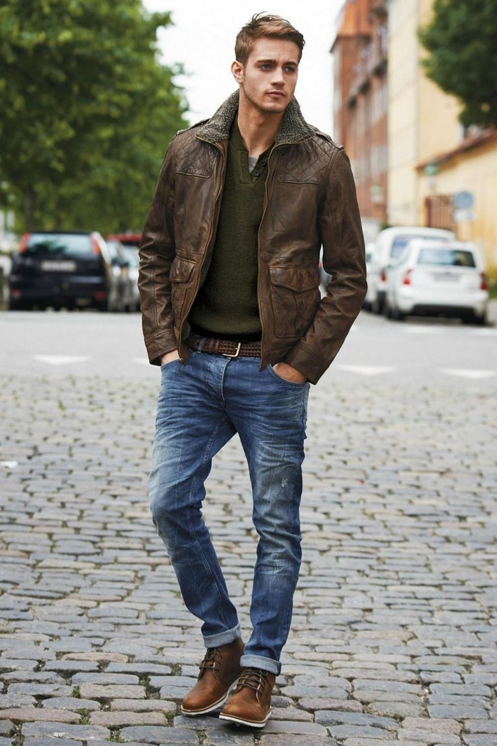 exemple de tenue décontractée homme avec jeans slim et blouse vert kaki combinés avec veste et accessoires en cuir marron
