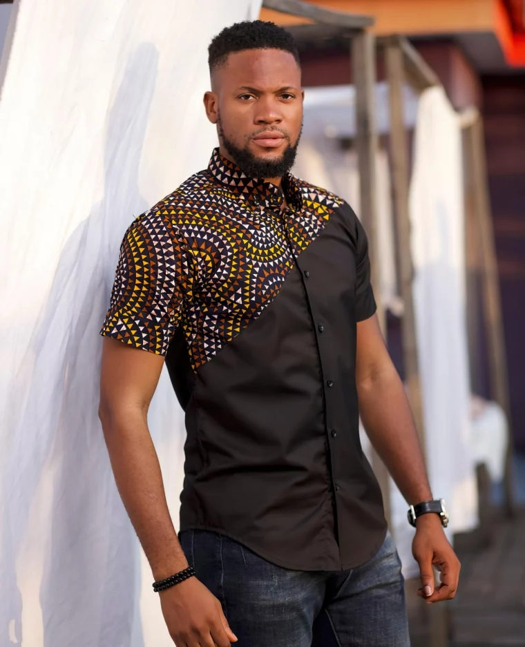 chemise africaine noire motifs ethniques jeans fonces montre noir